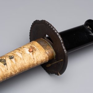 A Japanese katana, signed Yamashiro no Kami Fujiwara Kunikiyo, inscribed 'forged from Nanban tetsu' and chrysanthemum crest, with koshirae, ca. 1629-1665 — foto 9