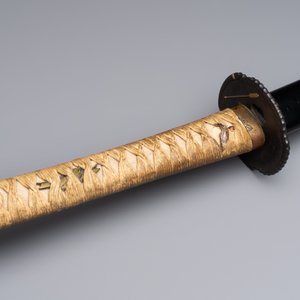 A Japanese katana, signed Yamashiro no Kami Fujiwara Kunikiyo, inscribed 'forged from Nanban tetsu' and chrysanthemum crest, with koshirae, ca. 1629-1665 — foto 10