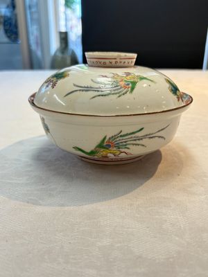 A Japanese ko-Imari 'phoenix' bowl and cover, Genroku Hachi Kinoto-i 元禄八乙亥 and Fu 福 mark, dated 1695 — photo 1