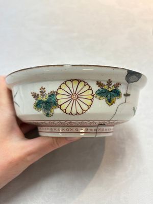 A Japanese ko-Imari 'phoenix' bowl and cover, Genroku Hachi Kinoto-i 元禄八乙亥 and Fu 福 mark, dated 1695 — photo 3