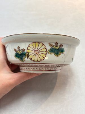 A Japanese ko-Imari 'phoenix' bowl and cover, Genroku Hachi Kinoto-i 元禄八乙亥 and Fu 福 mark, dated 1695 — photo 5