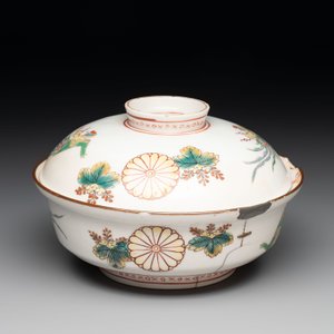 A Japanese ko-Imari 'phoenix' bowl and cover, Genroku Hachi Kinoto-i 元禄八乙亥 and Fu 福 mark, dated 1695 — photo 2
