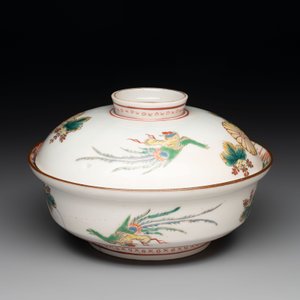 A Japanese ko-Imari 'phoenix' bowl and cover, Genroku Hachi Kinoto-i 元禄八乙亥 and Fu 福 mark, dated 1695 — photo 3