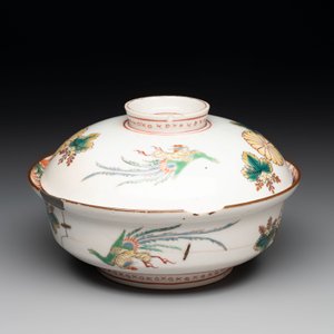 A Japanese ko-Imari 'phoenix' bowl and cover, Genroku Hachi Kinoto-i 元禄八乙亥 and Fu 福 mark, dated 1695 — photo 4