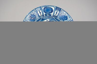 A Japanese Kraak porcelain style dish, 17th C.