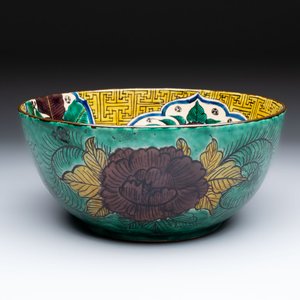 A Japanese  Kutani bowl with peonies and a mountainous landscape design, Kutani 九谷 mark, 19/20th C. — foto 1