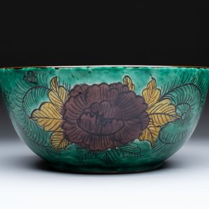 A Japanese  Kutani bowl with peonies and a mountainous landscape design, Kutani 九谷 mark, 19/20th C. — foto 2