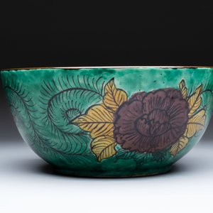 A Japanese  Kutani bowl with peonies and a mountainous landscape design, Kutani 九谷 mark, 19/20th C. — foto 3