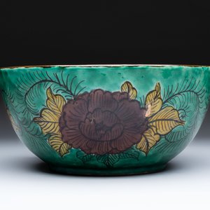 A Japanese  Kutani bowl with peonies and a mountainous landscape design, Kutani 九谷 mark, 19/20th C. — foto 4