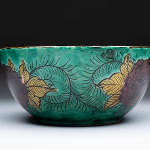 A Japanese  Kutani bowl with peonies and a mountainous landscape design, Kutani 九谷 mark, 19/20th C. — foto 5