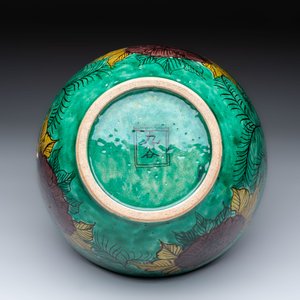 A Japanese  Kutani bowl with peonies and a mountainous landscape design, Kutani 九谷 mark, 19/20th C. — foto 7