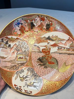 A Japanese Kutani dish with narrative design, Edo/Meiji, 19th C. — photo 1