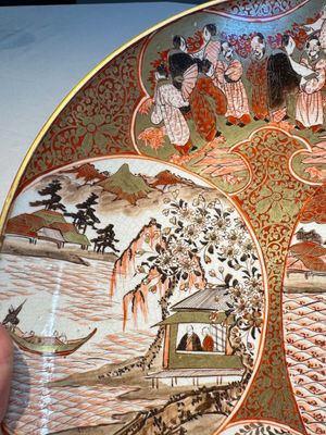A Japanese Kutani dish with narrative design, Edo/Meiji, 19th C. — photo 3