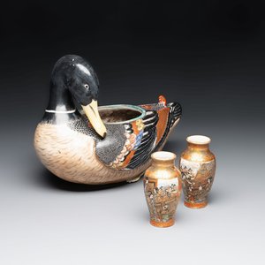 A Japanese Kutani duck-form vessel and a pair of small Satsuma vases, 19th C. — foto 1