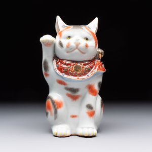A Japanese Kutani figure of a Maneki-neko Beckoning Cat, 20th C. — photo 1