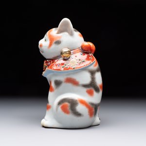 A Japanese Kutani figure of a Maneki-neko Beckoning Cat, 20th C. — photo 2