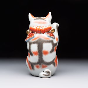 A Japanese Kutani figure of a Maneki-neko Beckoning Cat, 20th C. — photo 3