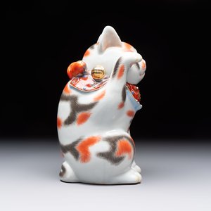 A Japanese Kutani figure of a Maneki-neko Beckoning Cat, 20th C. — photo 4