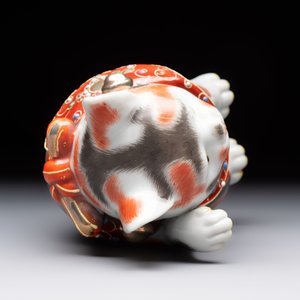 A Japanese Kutani figure of a Maneki-neko Beckoning Cat, 20th C. — photo 5