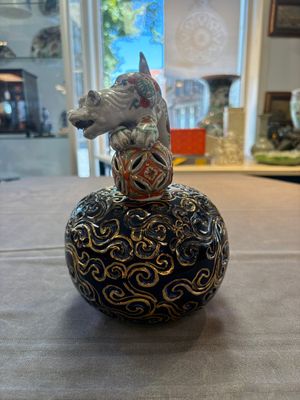 A Japanese Kutani group of a Shishi standing on an openworked brocade ball, 20th C. — foto 2