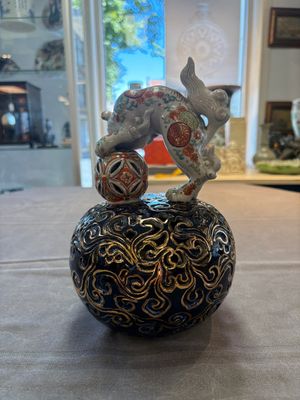 A Japanese Kutani group of a Shishi standing on an openworked brocade ball, 20th C. — foto 3