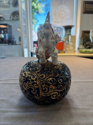 A Japanese Kutani group of a Shishi standing on an openworked brocade ball, 20th C. — foto 4