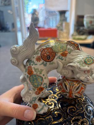 A Japanese Kutani group of a Shishi standing on an openworked brocade ball, 20th C. — foto 9