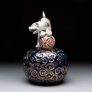 A Japanese Kutani group of a Shishi standing on an openworked brocade ball, 20th C. — foto 2