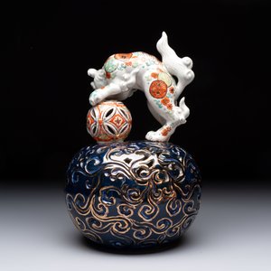 A Japanese Kutani group of a Shishi standing on an openworked brocade ball, 20th C. — foto 3