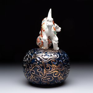 A Japanese Kutani group of a Shishi standing on an openworked brocade ball, 20th C. — foto 4