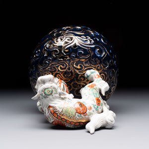A Japanese Kutani group of a Shishi standing on an openworked brocade ball, 20th C. — foto 5