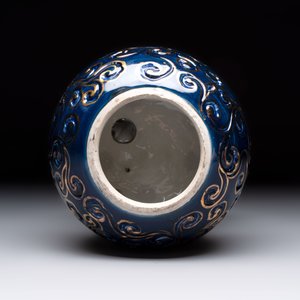 A Japanese Kutani group of a Shishi standing on an openworked brocade ball, 20th C. — foto 6