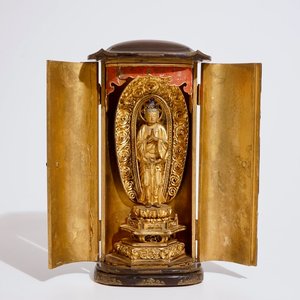 A Japanese lacquered and gilt wood "Zushi" shrine with a standing Buddha on a lotus throne, Edo, 17/18th C. — 照片 1