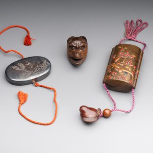 A Japanese lacquerware inro with a bird-shaped netsuke, a wooden 'fox' mask and a silver box, Chang Jia Zhai 常嘉斋 mark, 19th C. — photo 1