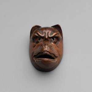 A Japanese lacquerware inro with a bird-shaped netsuke, a wooden 'fox' mask and a silver box, Chang Jia Zhai 常嘉斋 mark, 19th C. — photo 6