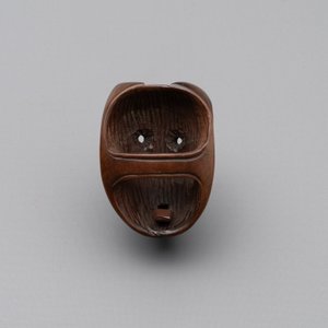 A Japanese lacquerware inro with a bird-shaped netsuke, a wooden 'fox' mask and a silver box, Chang Jia Zhai 常嘉斋 mark, 19th C. — photo 7
