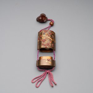 A Japanese lacquerware inro with a bird-shaped netsuke, a wooden 'fox' mask and a silver box, Chang Jia Zhai 常嘉斋 mark, 19th C. — photo 9