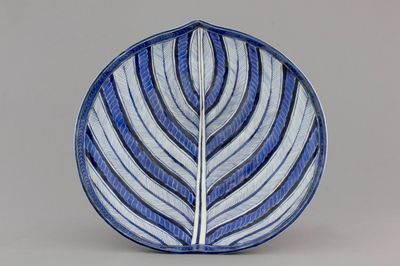A Japanese leaf-shaped dish, 18/19th C.