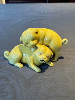 A Japanese monochrome yellow-glazed 'two playing dogs' group, 19th C. — foto 1