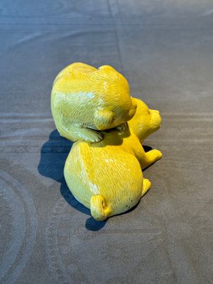 A Japanese monochrome yellow-glazed 'two playing dogs' group, 19th C. — foto 2