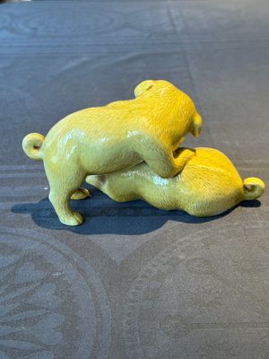 A Japanese monochrome yellow-glazed 'two playing dogs' group, 19th C. — foto 3