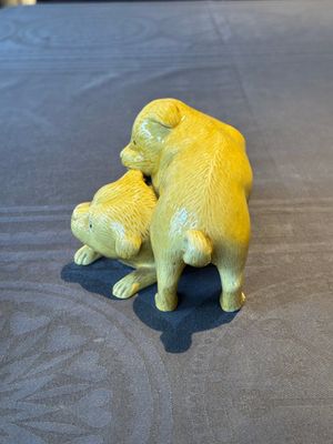 A Japanese monochrome yellow-glazed 'two playing dogs' group, 19th C. — foto 4