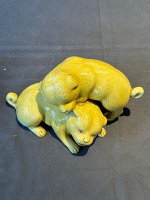 A Japanese monochrome yellow-glazed 'two playing dogs' group, 19th C. — foto 5
