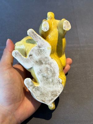 A Japanese monochrome yellow-glazed 'two playing dogs' group, 19th C. — foto 6
