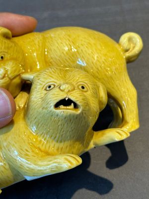 A Japanese monochrome yellow-glazed 'two playing dogs' group, 19th C. — foto 8