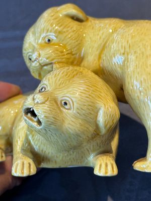 A Japanese monochrome yellow-glazed 'two playing dogs' group, 19th C. — foto 10