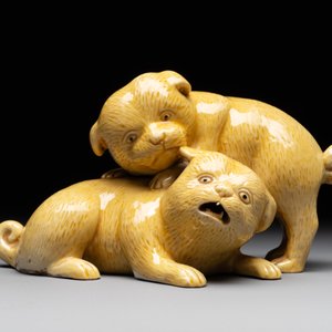 A Japanese monochrome yellow-glazed 'two playing dogs' group, 19th C. — foto 2