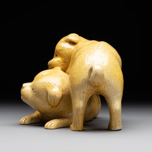 A Japanese monochrome yellow-glazed 'two playing dogs' group, 19th C. — foto 3