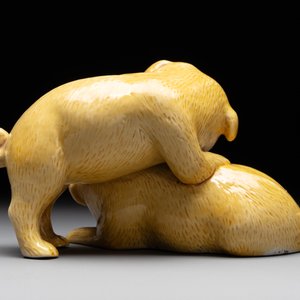 A Japanese monochrome yellow-glazed 'two playing dogs' group, 19th C. — foto 4