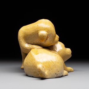 A Japanese monochrome yellow-glazed 'two playing dogs' group, 19th C. — foto 5